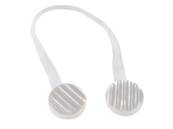 Eleganter magnetischer Gardinen-Raffhalter mit glänzendem Chiffonband