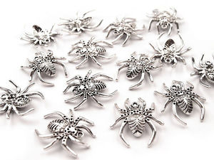 Premium Spinnen-Charm-Anhänger platinfarben, 25x28 mm - Metalldekoration mit Tiermotiv für Kleidung, Schuhe und Accessoires