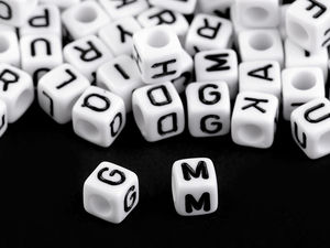 Würfel-Buchstabenperlen zur Schmuckherstellung, 6 mm Schwarz-Weiß-Buchstaben-Mix (47-50 Stück)