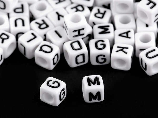 Würfel-Buchstabenperlen zur Schmuckherstellung, 6 mm Schwarz-Weiß-Buchstaben-Mix (47-50 Stück)