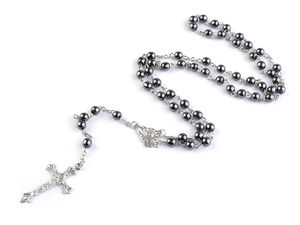 Klassische Rosenkranzkette mit Perlen und Kruzifix-Kreuz aus Metall