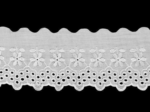Weiße Broderie-Anglaise-Spitzenborte aus Polyester mit Madeira-Bogenkante - 80mm