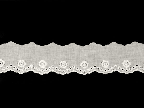Premium Baumwoll-Stickereispitze mit Madeira-Lochstickerei (40mm) - Off-White