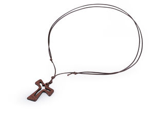 Halskette mit Holzkreuz-Anhänger an einer Kordel