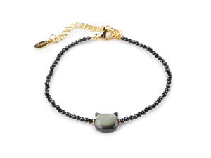 Elegantes schwarzes Schliffperlen-Charm-Armband mit Perlmutt-Katzenanhänger