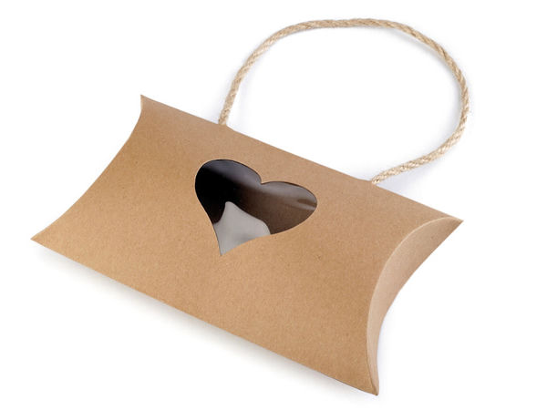 Geschenkschachtel in Kissenform mit Herzfenster