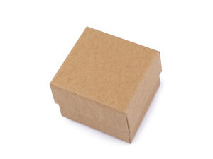 Schmuck-Geschenkschachtel aus Kraftpapier (5x5 cm) mit herausnehmbarer Schaumstoffeinlage