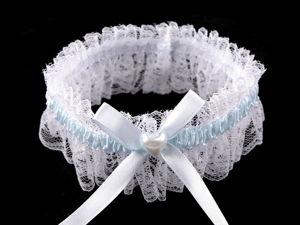 Elegantes Brautstrumpfband aus Spitze mit Herz-Detail - Elastisches Hochzeitsstrumpfband in Geschenkbox