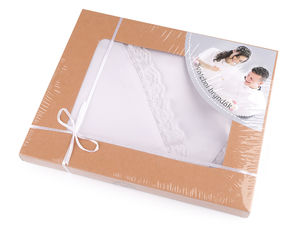 Elegantes Hochzeitslätzchen aus Satin mit Spitzenborte - Personalisierbares DIY-Hochzeitsaccessoire in Geschenkbox