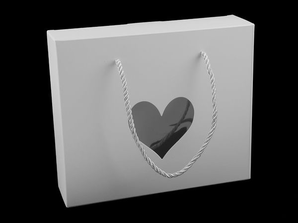 Faltbare Geschenkbox aus Papier mit herzförmigem Sichtfenster und gedrehten Kordelgriffen