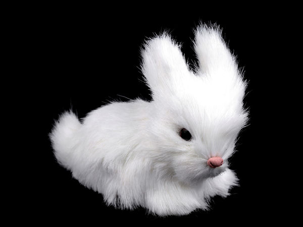 Realistische Osterhasen-Figur in Felloptik - Premium Tischdekoration für Frühling & Feiertage