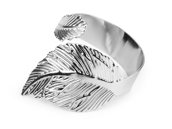 Eleganter silberner Serviettenring aus Metall mit Blattmotiv für festliche Anlässe und Tischdekoration