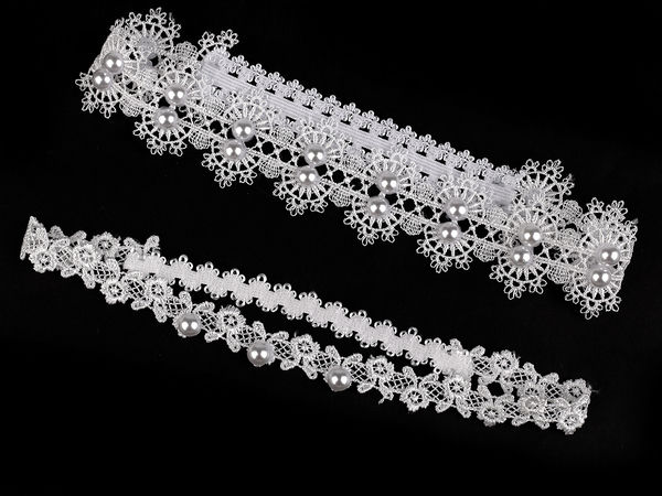 Elegantes Braut-Strumpfband-Set aus Off-White-Spitze mit Perlen-Details